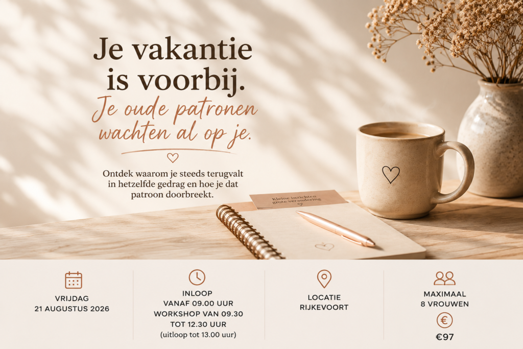 Sfeervolle afbeelding met een koffiemok, notitieboek en pen op een houten tafel in warm ochtendlicht. Op de afbeelding staat de tekst: 'Je vakantie is voorbij. Je oude patronen wachten al op je', als aankondiging van een workshop over het doorbreken van hardnekkige patronen.